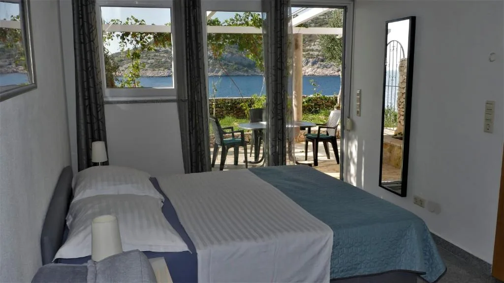 Spavaći prostor apartmana s izlazom prema terasi