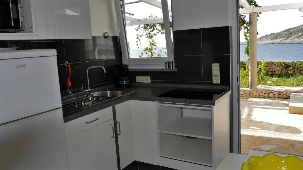 Opremljena kuhinja apartmana