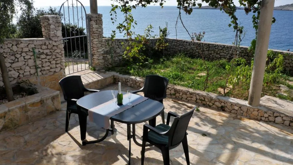 Privatna terasa apartmana uz kameni zid