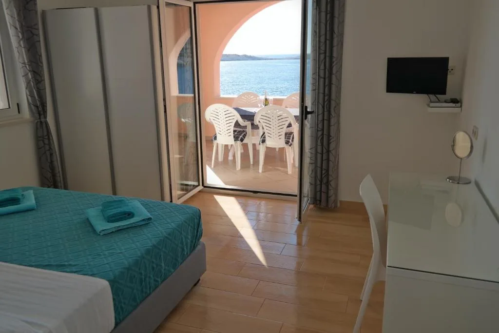 Spavaća soba apartmana s dvije spavaće sobe i izlazom na terasu