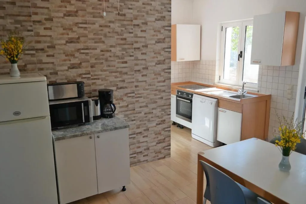 Kuhinja i blagovaonica apartmana s dvije spavaće sobe i XL bračnim krevetom