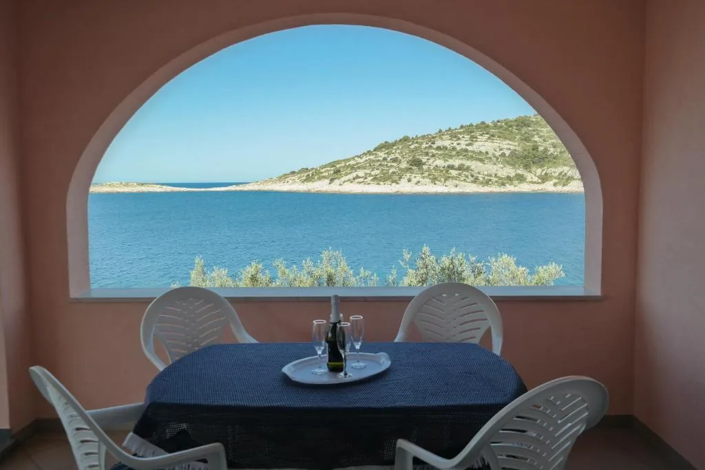 Natkrivena terasa apartmana s dvije spavaće sobe i XL bračnim krevetom s pogledom