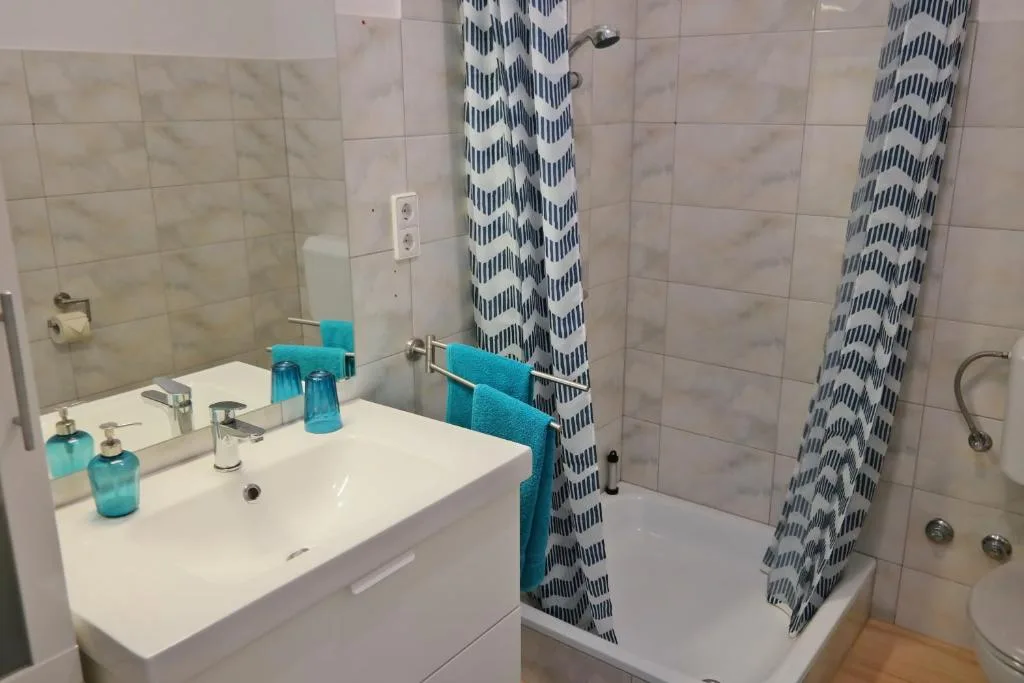 Privatna kupaonica apartmana s dvije spavaće sobe i XL bračnim krevetom
