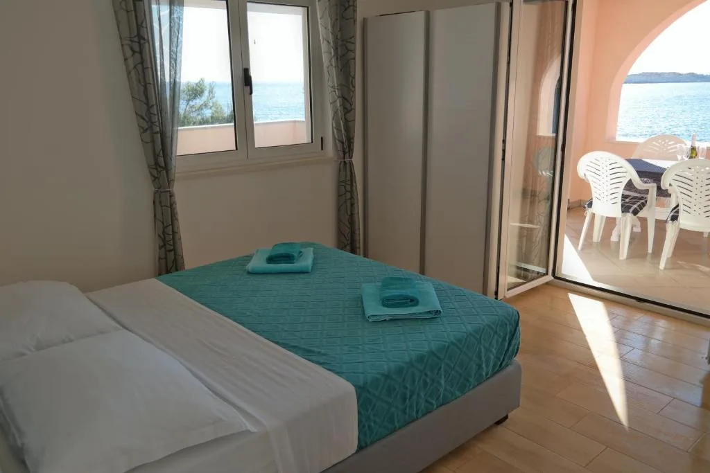 Spavaća soba apartmana s dvije spavaće sobe i XL bračnim krevetom s pogledom na more