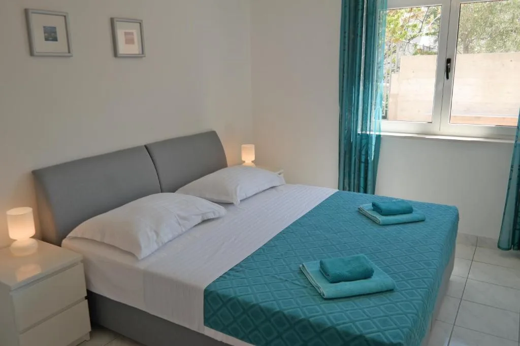 Spavaća soba apartmana s dvije spavaće sobe i dva bračna kreveta