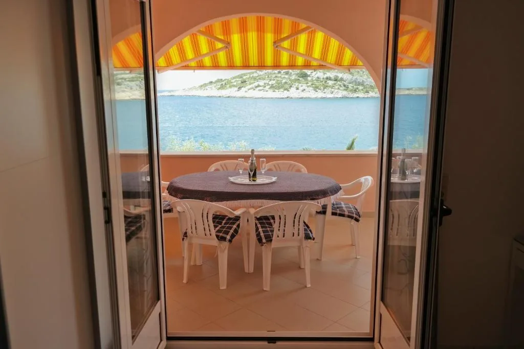 Balkon apartmana s dvije spavaće sobe i dva bračna kreveta s pogledom na more