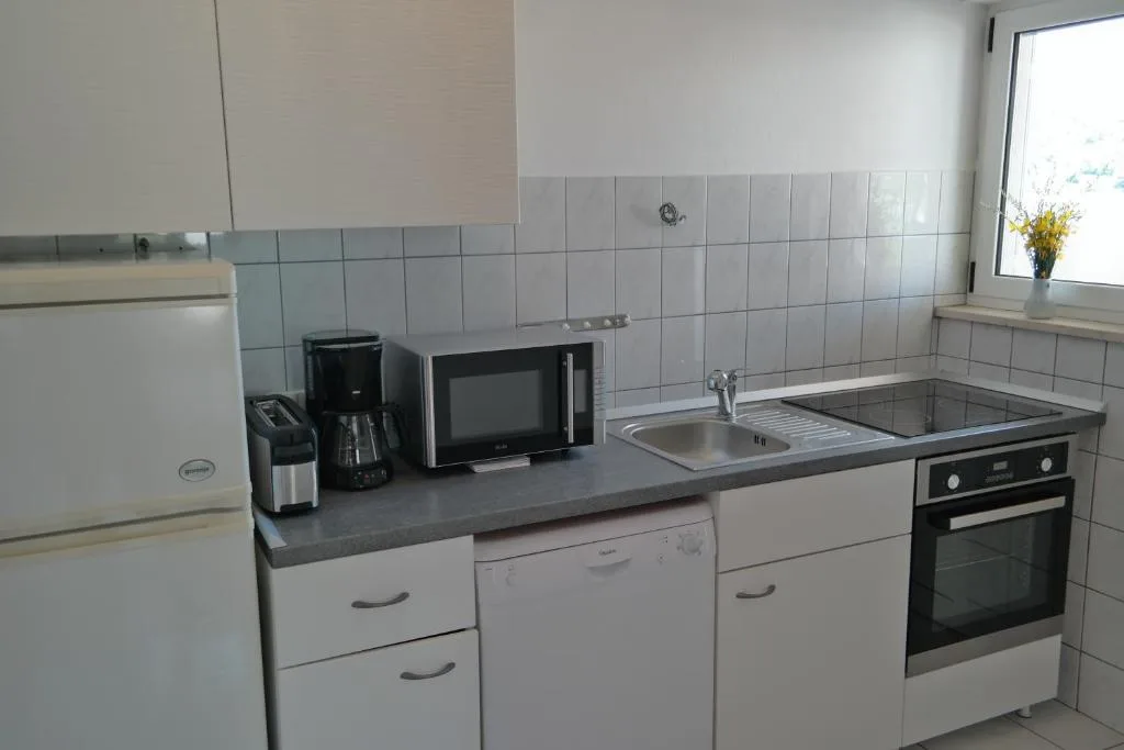 Opremljena kuhinja apartmana s dvije spavaće sobe i dva bračna kreveta