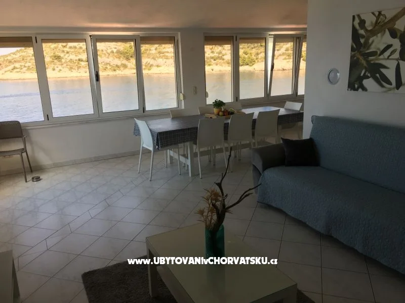 Dnevni prostor apartmana s panoramskim pogledom na more