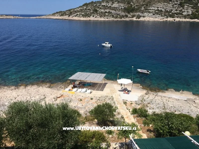 Privatno kupalište s ležaljkama uz čisto more