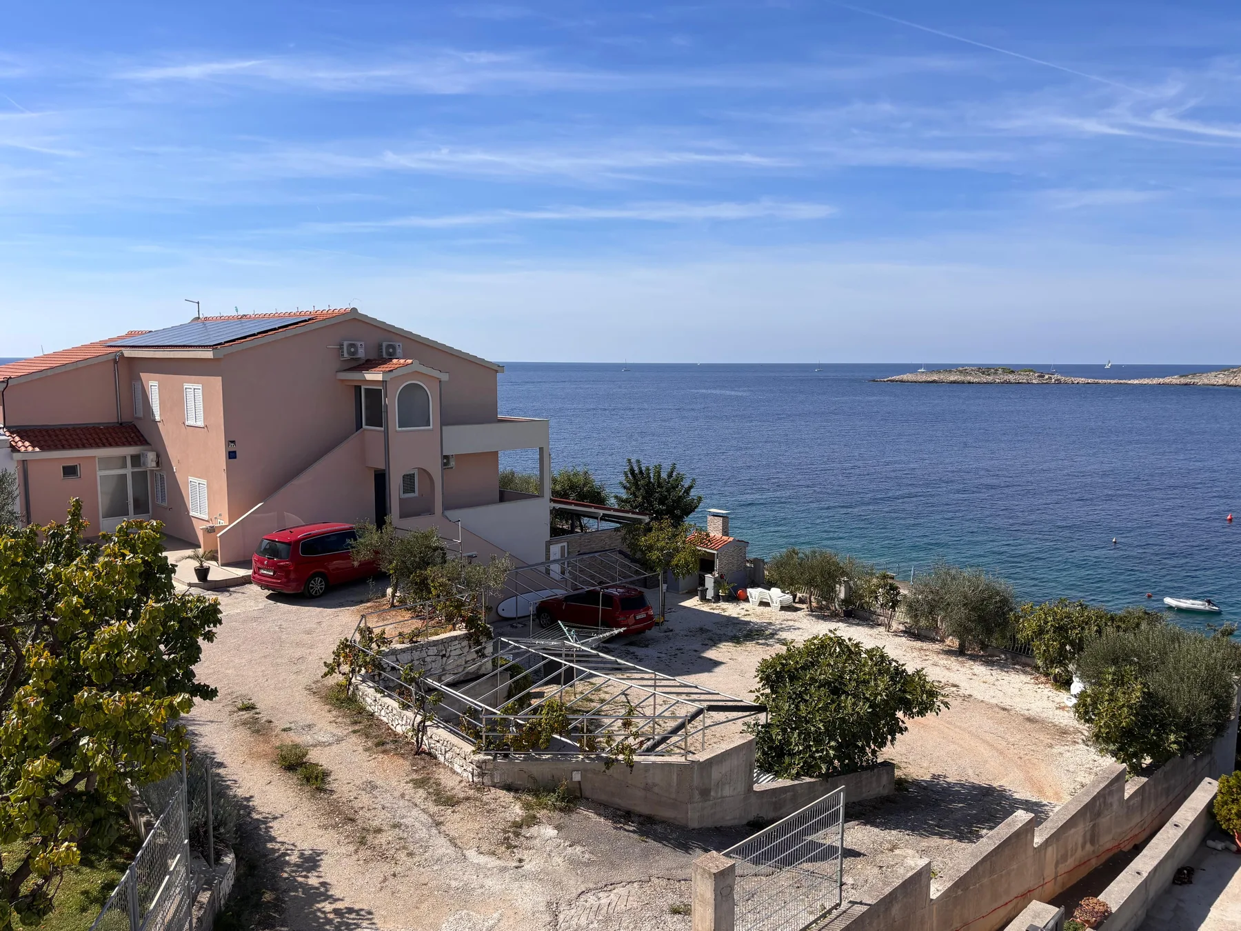 Apartments PuntaPlanka i parkiralište uz kuću