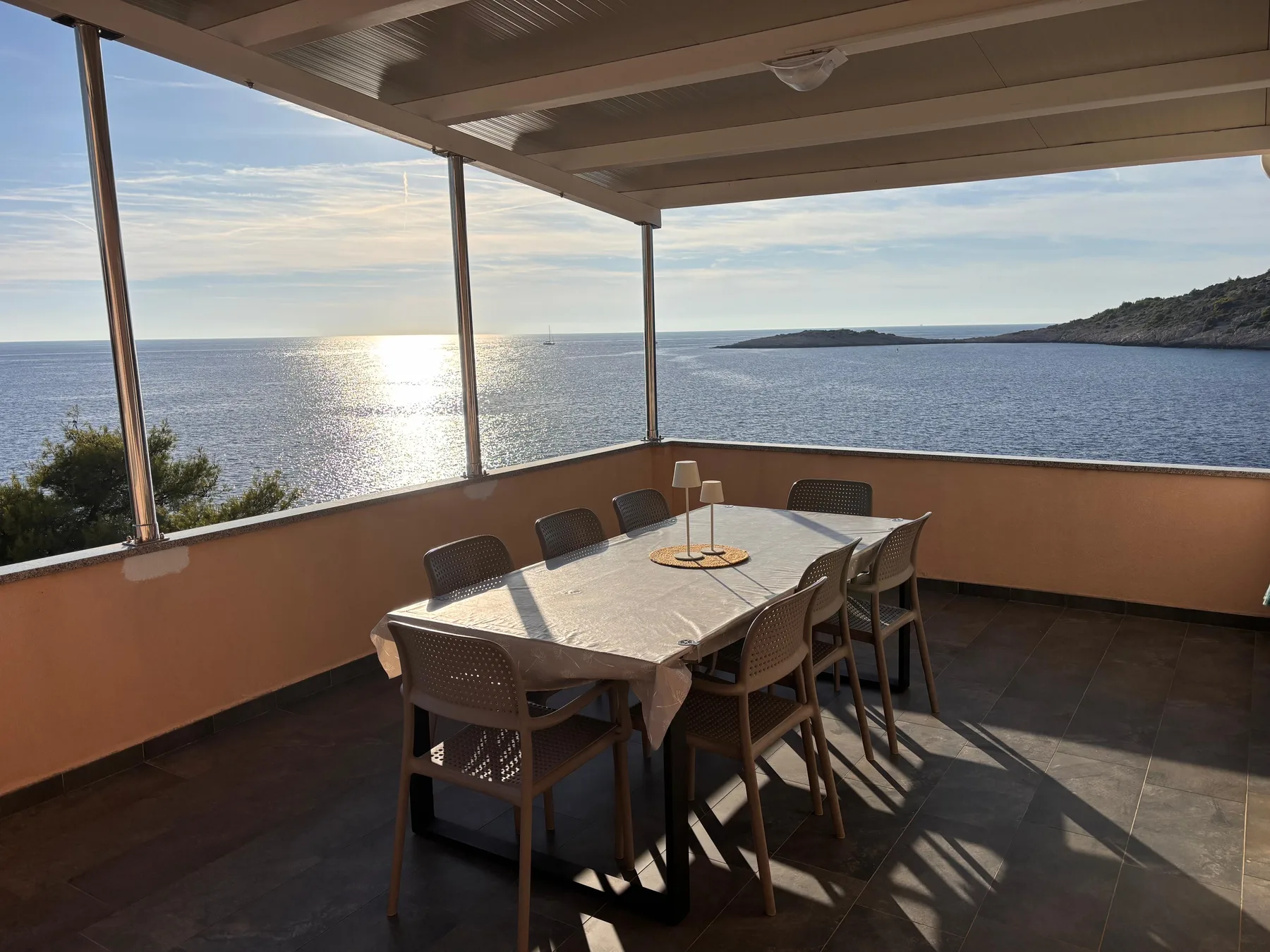 Natkrivena terasa penthouse apartmana s pogledom na more