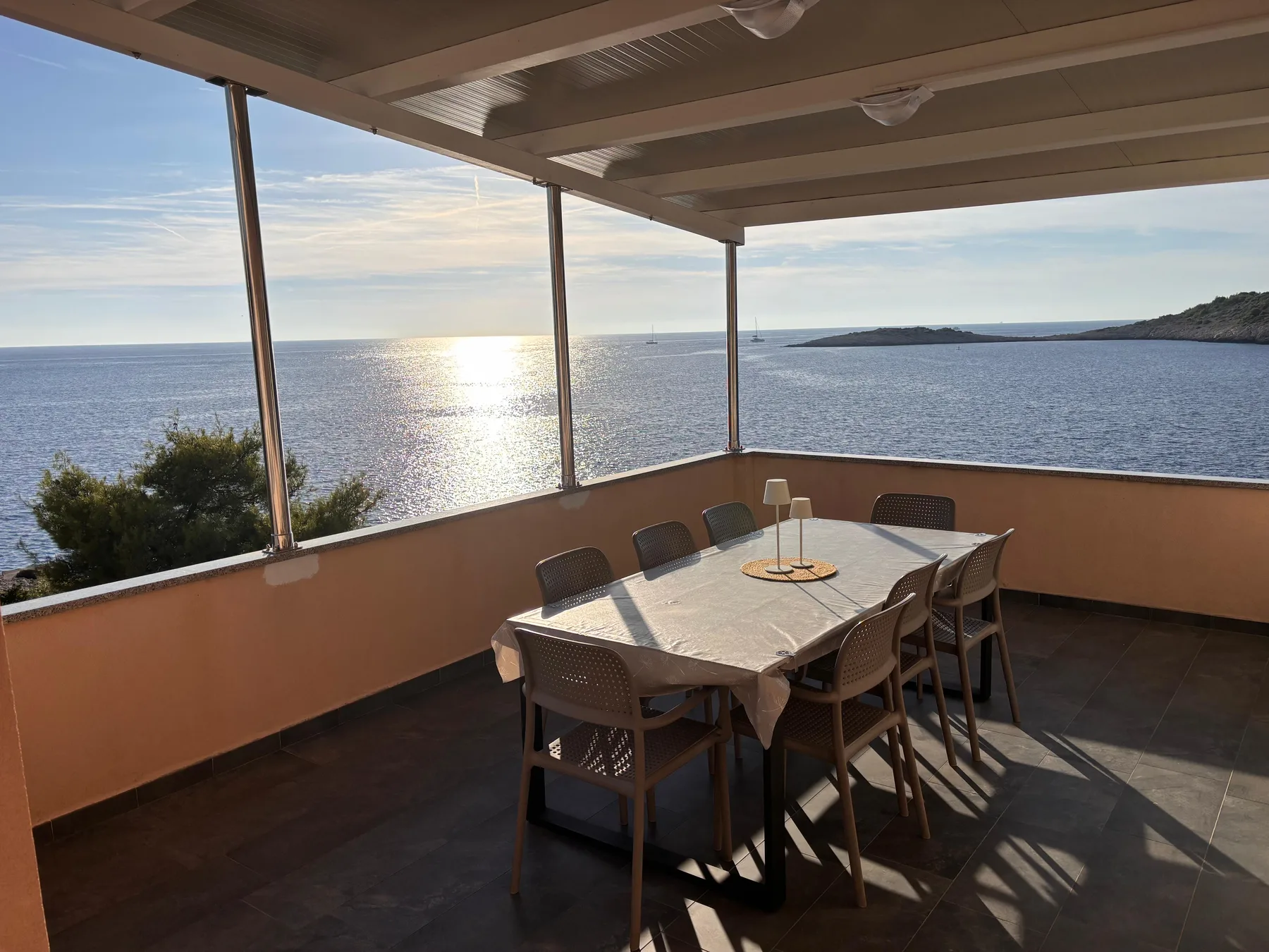 Objedovanje na terasi penthouse apartmana uz pogled na more