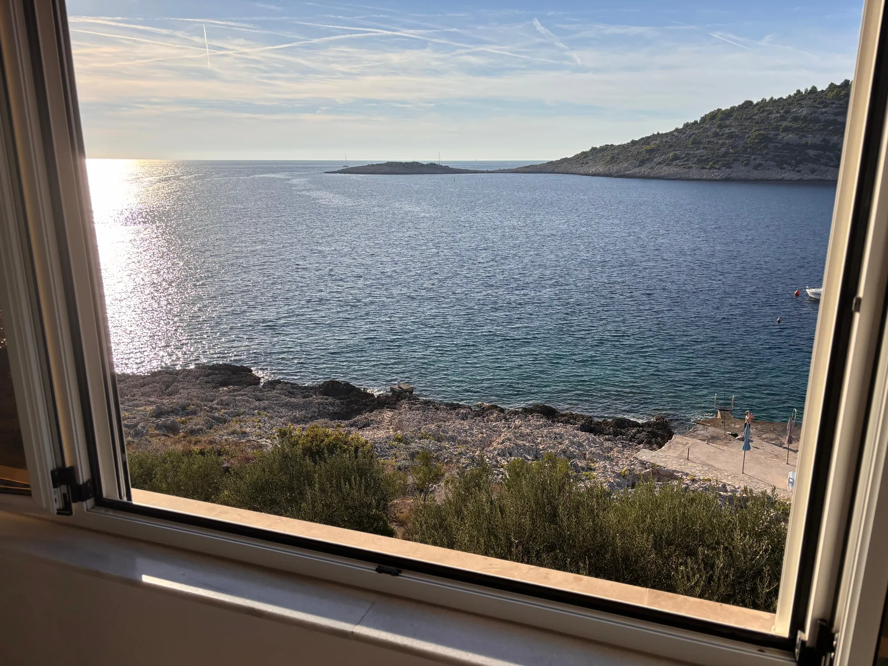 Pogled iz penthouse apartmana na kupalište i uvalu