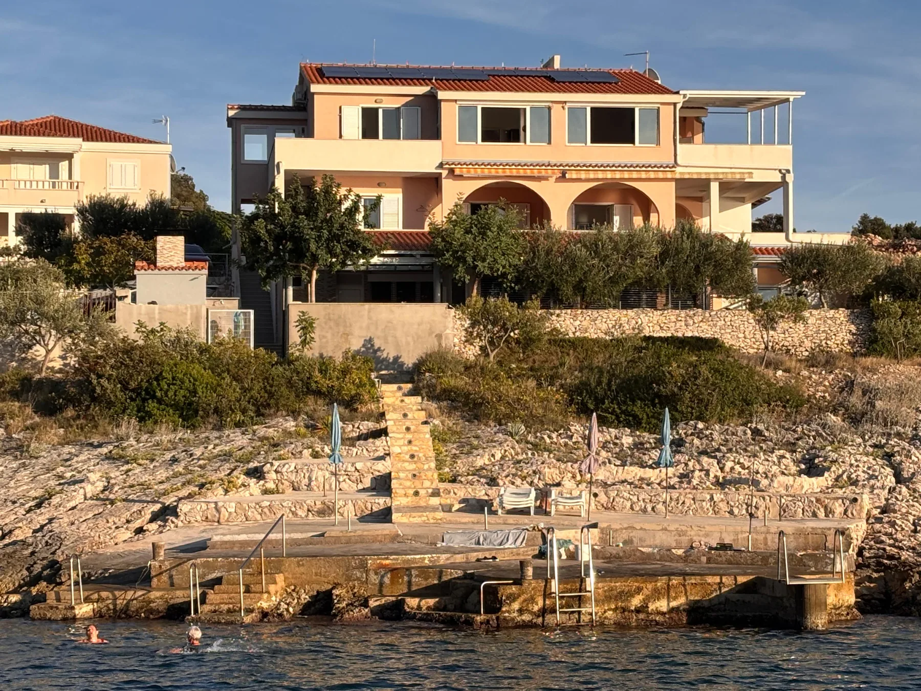 Apartments PuntaPlanka gledani s obale