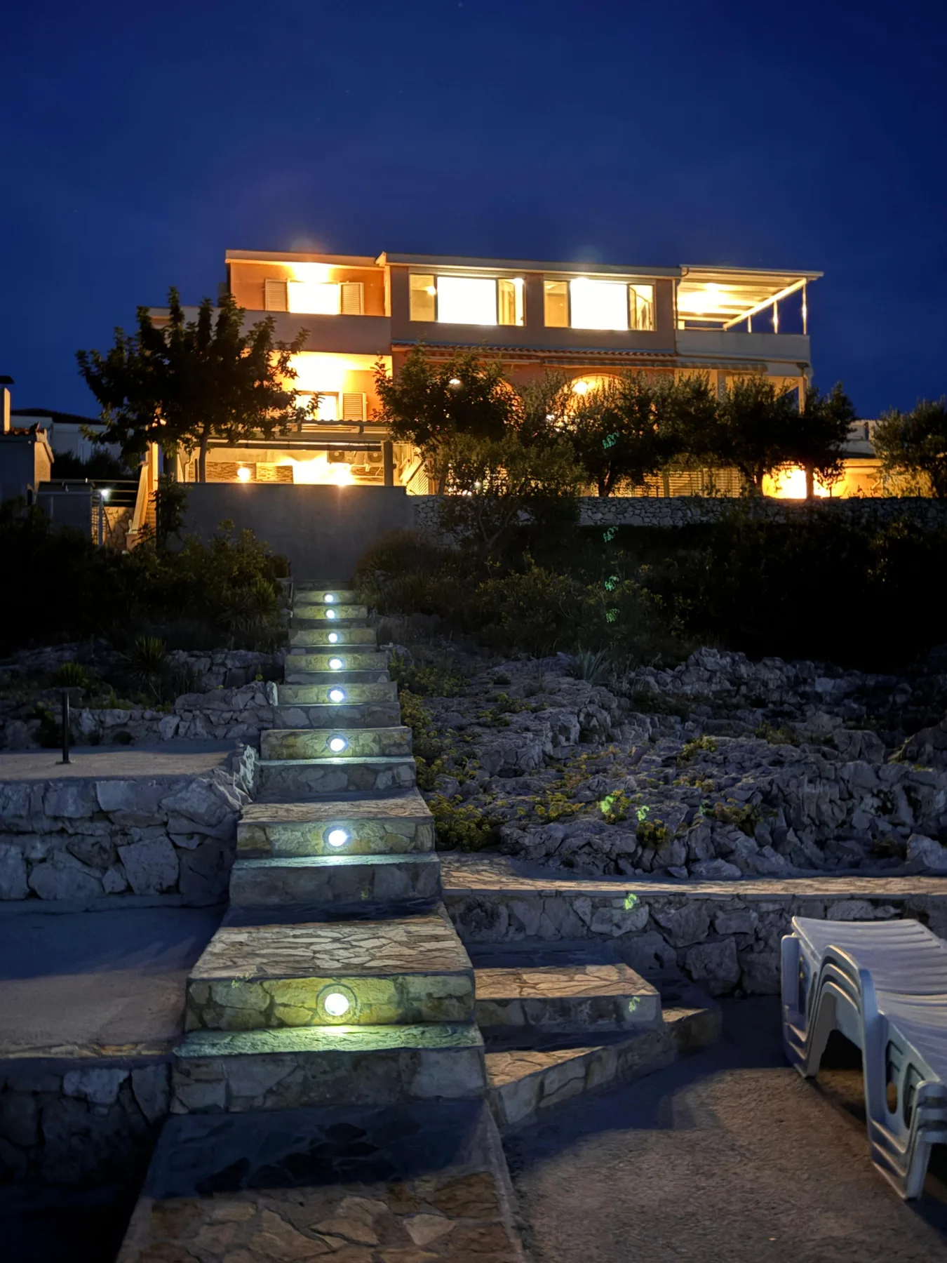 Osvijetljene stepenice prema apartmanima noću