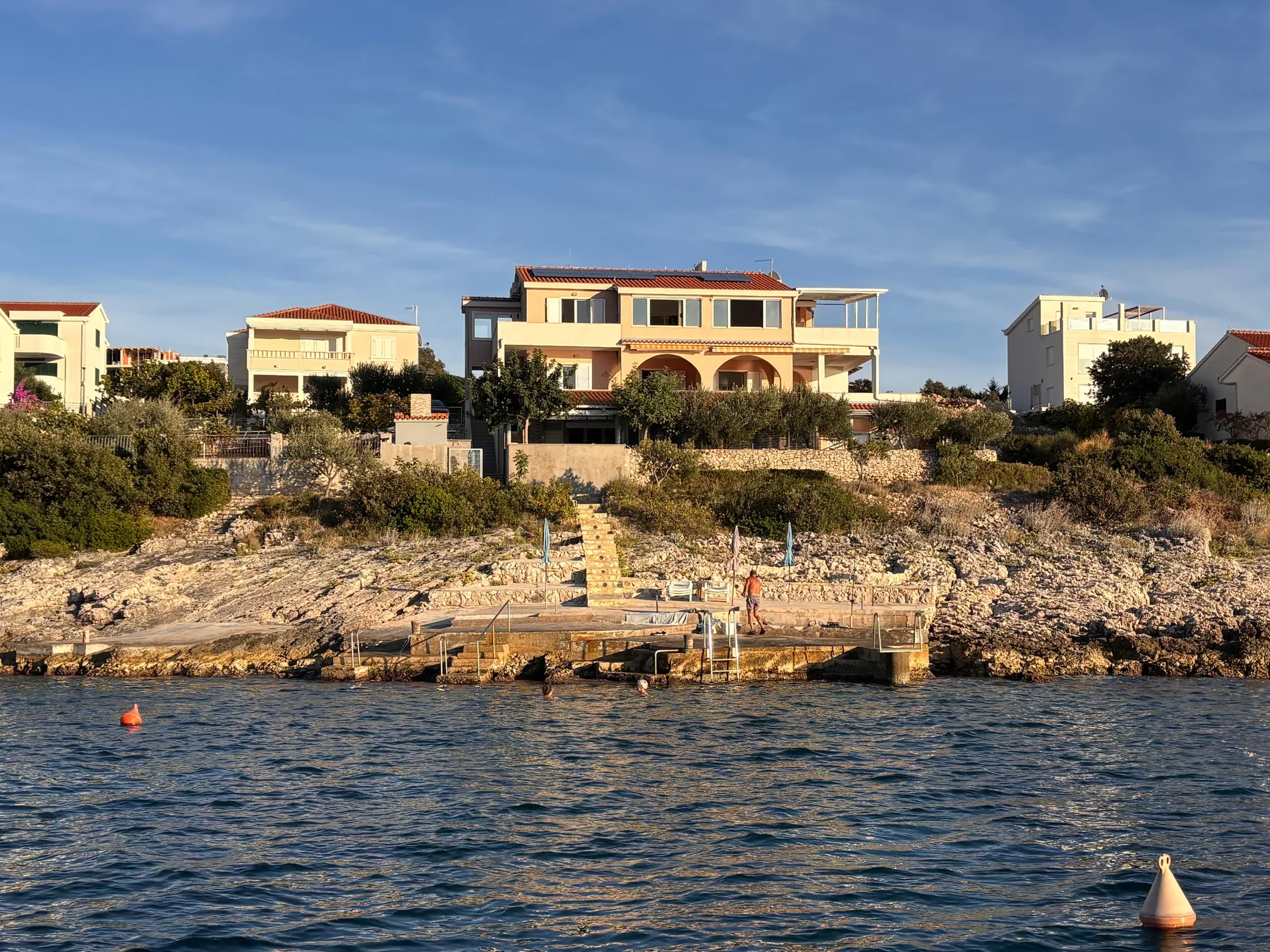 Široki pogled na kuću i obalu PuntaPlanke