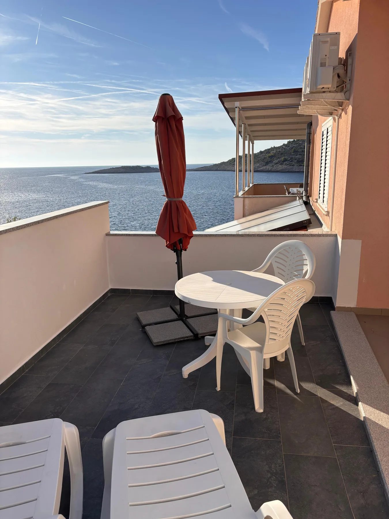 Druga terasa penthouse apartmana s pogledom na Jadran
