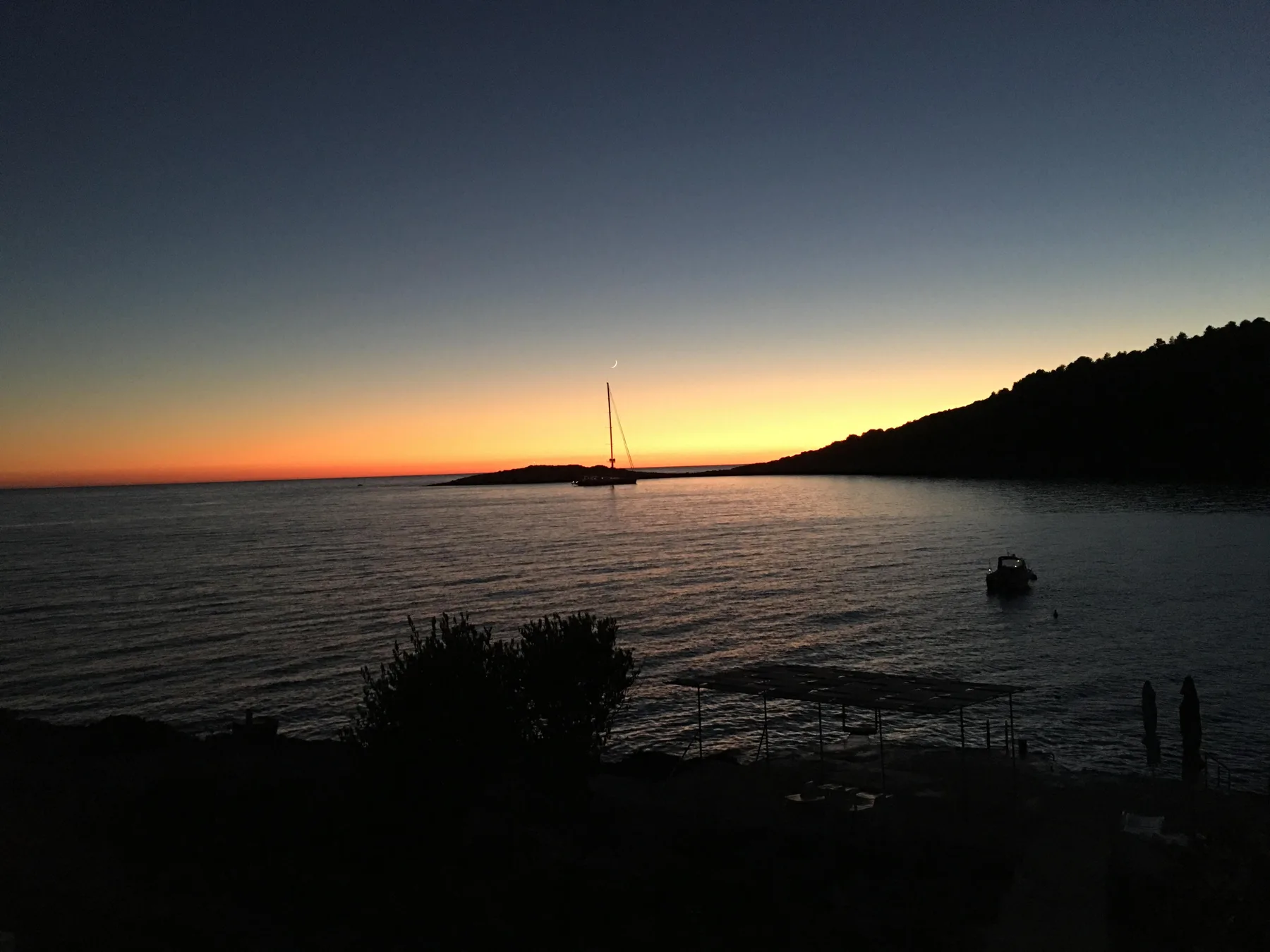 Zalazak sunca nad uvalom ispred Apartments PuntaPlanka