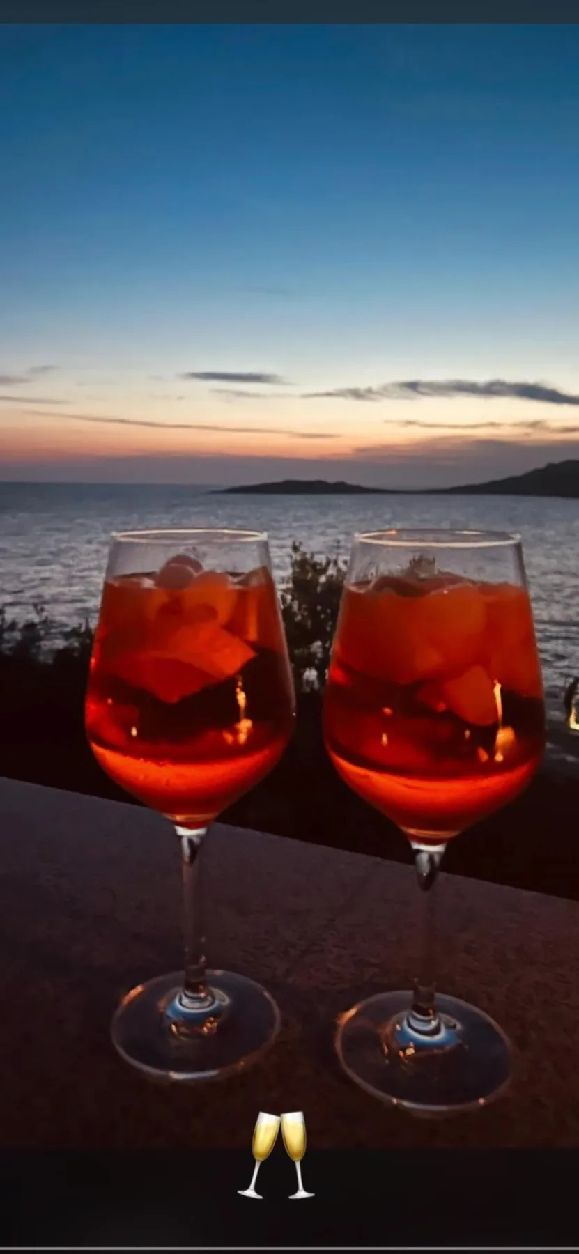 Čaše vina uz zalazak sunca nad morem