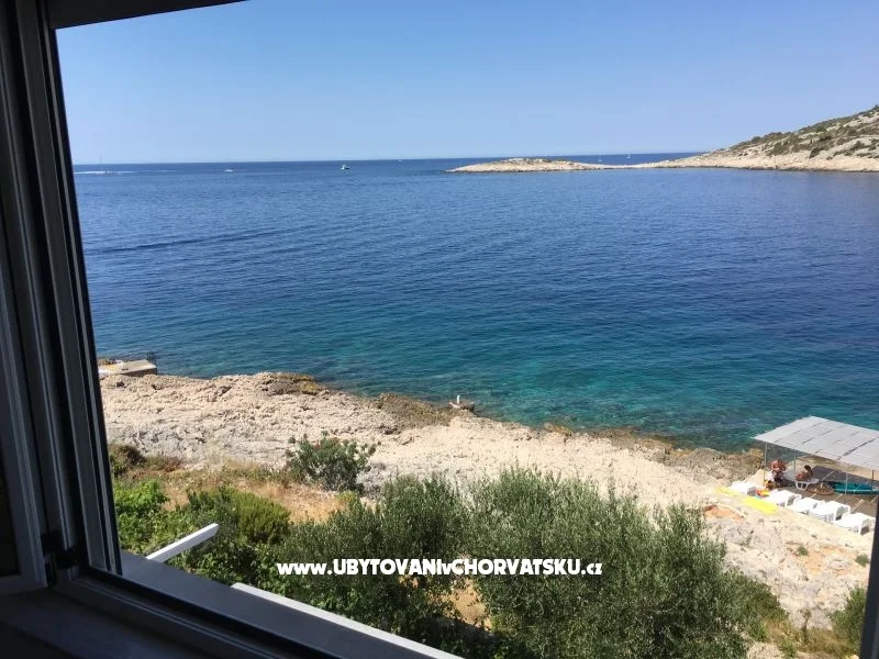 Pogled iz apartmana na kristalno čisto more